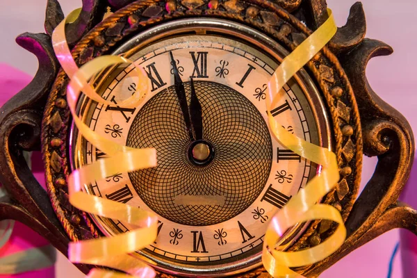 Reloj Vintage Con Coloridas Rayas Serpentinas Cajas Regalo Concepto Año — Foto de Stock