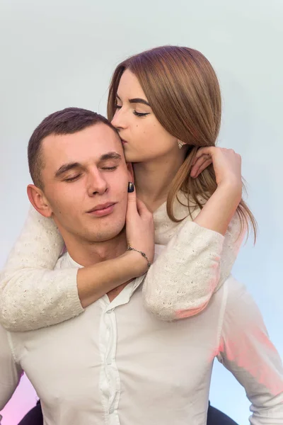 Koncepcja Walentynki Chłopak Trzyma Swoją Piękną Parę Plecach Emocje Randkowania — Zdjęcie stockowe
