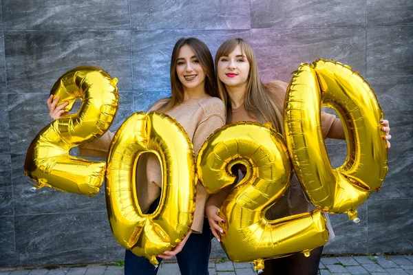 Meninas Bonitas Com Taças Champanhe Celebrando Ano Novo Duas Mulheres — Fotografia de Stock