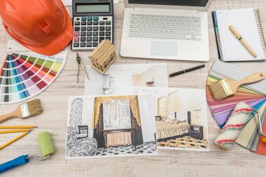 Yaratıcı tabloya örnek malzeme, şapka ve dizüstü bilgisayarla modern ev çizen mimarların üst görünümü