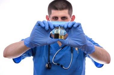 Eldivenli doktor ampulü tutuyor. İlacı beyazdan ayırıyor.