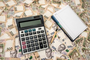 Ukrayna Para geçmişinde hesap makinesi olan boş bir not defteri. 500 banknot. Hryvnia (UAH). Üst görünüm.