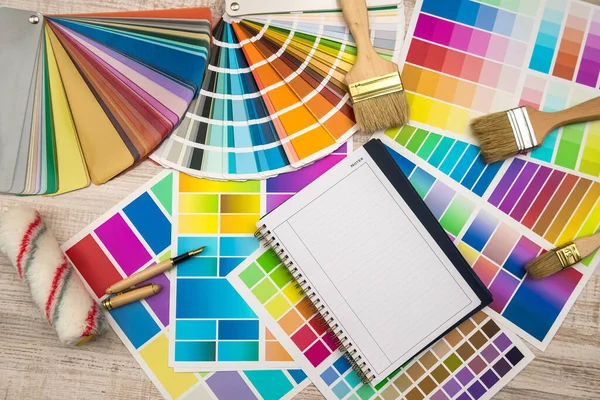 Tavolozza Dei Colori Con Strumenti Pittura Blocco Note Vuoto Design — Foto Stock