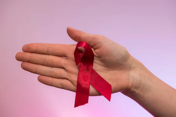 Dünya Aids Birliği Günü Nsan Elinde Kırmızı Kurdele Yaklaş — Stok fotoğraf