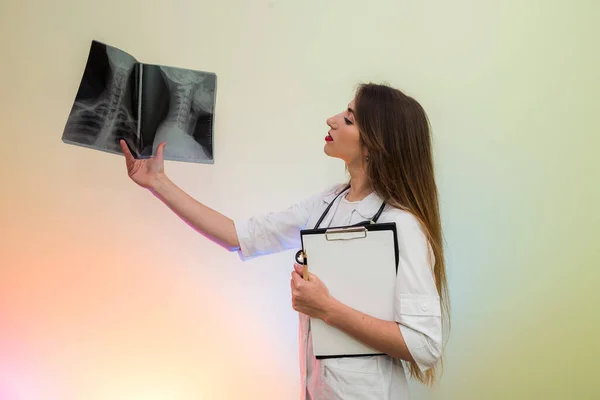 Piękna Pani Doktor Wskazująca Prześwietlenie Szpitalu Lekarz Stawiający Diagnozę — Zdjęcie stockowe