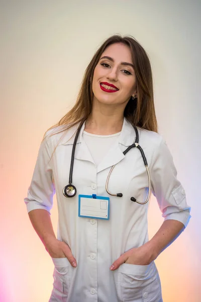 Médico Alegre Atraente Uniforme Médico Posando Com Estetoscópio Crachá Hospital — Fotografia de Stock