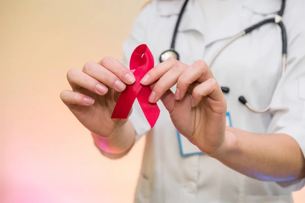 Kırmızı Kurdele Tutan Tıp Üniformalı Bir Kadın Doktor Aids Günü — Stok fotoğraf