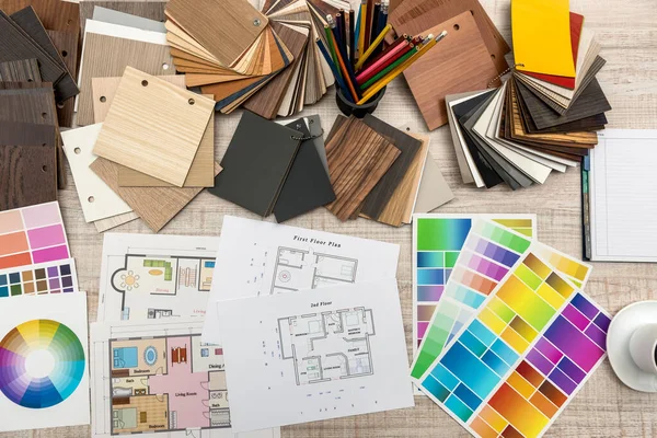 Arkitektoniska Ritningar Med Papper Och Träfärgsprovtagare Kreativt Skrivbord — Stockfoto