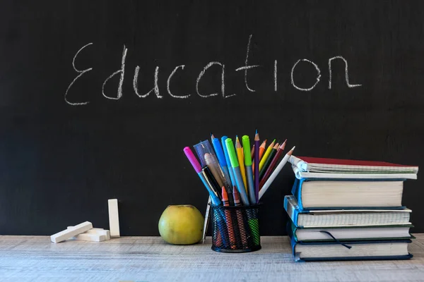 黒板の教育用語と机の上の学校の本教育概念 — ストック写真