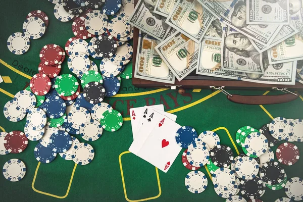カジノで勝つ ポーカーテーブルの上にチップやカードでお金の完全なスーツケース — ストック写真