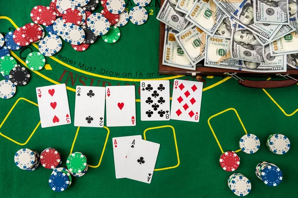 Κερδίζεις Καζίνο Μια Γεμάτη Βαλίτσα Χρήματα Μάρκες Και Κάρτες Στο — Φωτογραφία Αρχείου