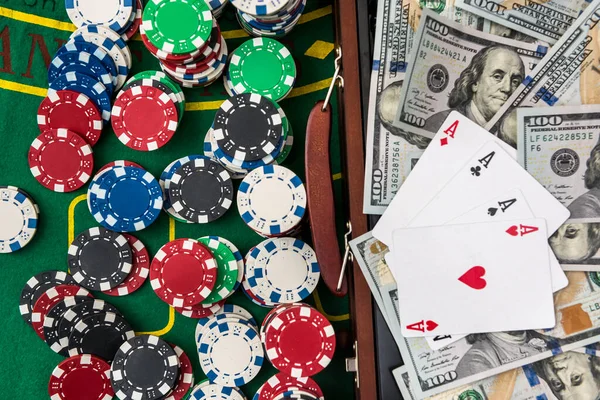 Κερδίζεις Καζίνο Μια Γεμάτη Βαλίτσα Χρήματα Μάρκες Και Κάρτες Στο — Φωτογραφία Αρχείου
