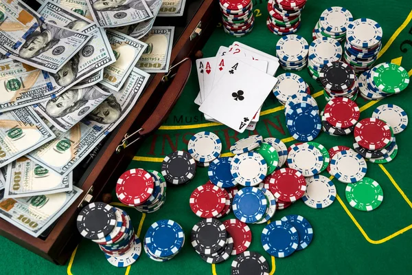 Ganhaste Num Casino Uma Mala Cheia Dinheiro Com Fichas Cartas — Fotografia de Stock