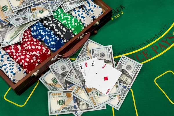 一整箱的扑克筹码 桌上放着美元 — 图库照片