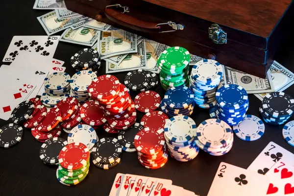 Koyu Arkaplanlı Renkli Poker Fişleri Amerikan Doları — Stok fotoğraf