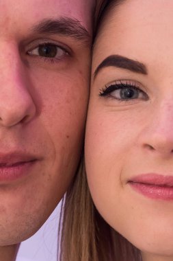 Birbirine aşık çift kucaklaşma pozu veriyor. Sevgililer Günü. Gençler arasında tutku ve duygular