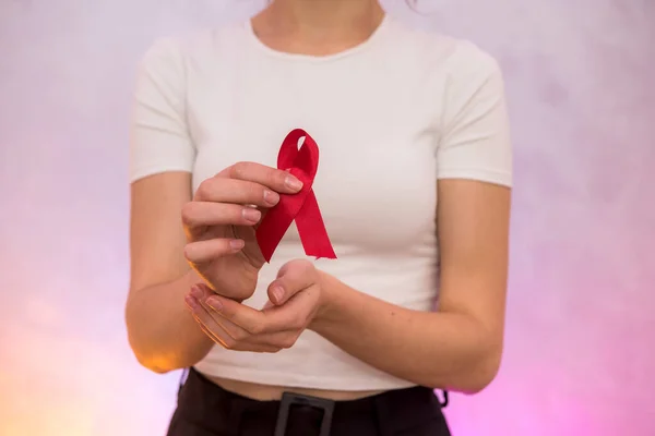 Kadın Elleri Kırmızı Kurdeleyle Yaklaşıyor Aids Şirketi Konsepti Sosyal Reklamcılık — Stok fotoğraf