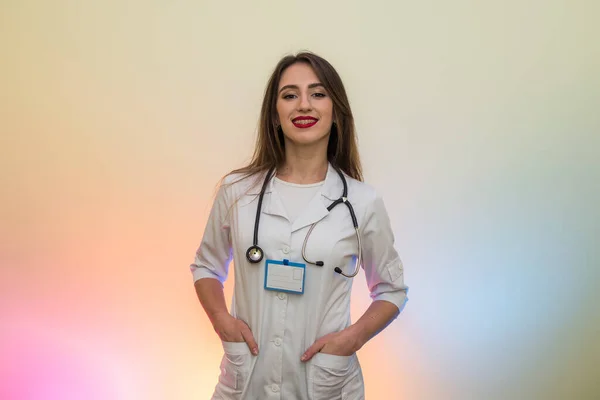 Médico Alegre Atraente Uniforme Médico Posando Com Estetoscópio Crachá Hospital — Fotografia de Stock