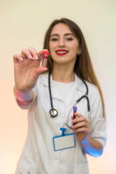 Mediziner Mit Reagenzgläsern Mit Blut Posieren Labor Schöne Frau Schutzuniform — Stockfoto