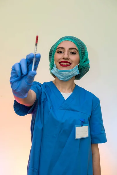 Atrakcyjna Pielęgniarka Strzykawką Przygotowującą Się Wstrzyknięcia Temat Medyczny — Zdjęcie stockowe