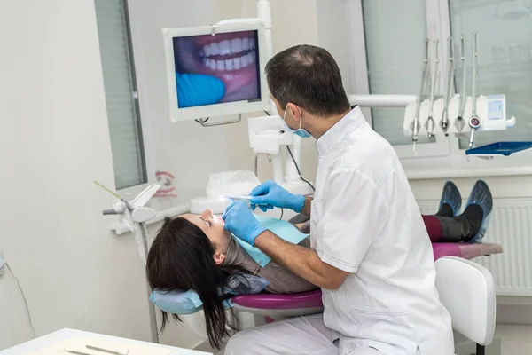 Dentista Examinando Los Dientes Del Paciente Con Cámara Mirando Pantalla — Foto de Stock