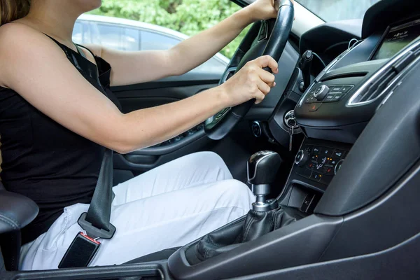 Mujer Conduciendo Coche Con Volante Conductor Femenino Dentro Del Coche — Foto de Stock