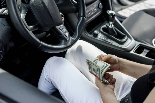 Manos Femeninas Con Bulto Dólar Volante Cerca Soborno Corrupción — Foto de Stock