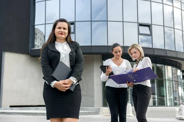 Рабочая Группа Три Женщины Костюмах Папками Планшетом Позируют Снаружи Здания — стоковое фото