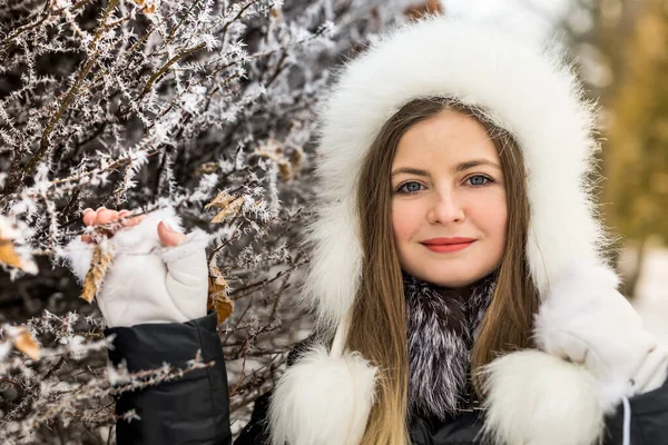Усміхнена Красива Жінка Гілками Дерев Зимовому Парку — стокове фото