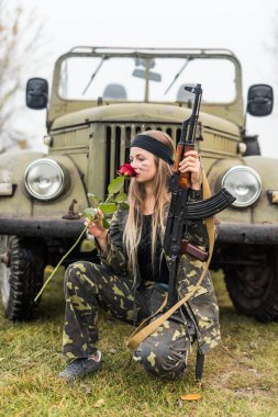 Gül çiçekli ve tüfekli güzel asker