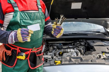 Erkek eli, flamalı ve kartvizitli.