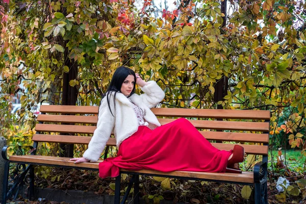 Jolie Femme Brune Robe Rouge Assise Sur Banc Dans Parc — Photo