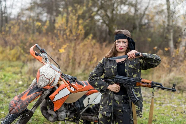 Mujer Soldado Posando Con Rifle Motocicleta — Foto de Stock