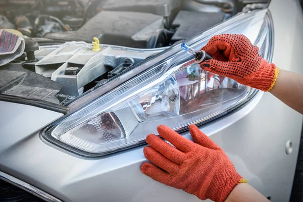 Ręce Rękawiczkach Lampami Pobliżu Reflektorów Samochodowych — Zdjęcie stockowe