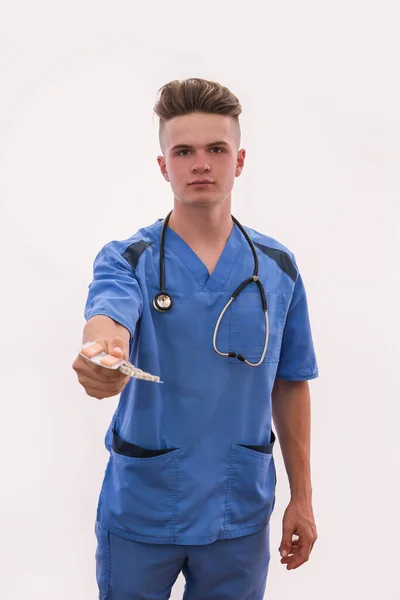 Zdravotní Péče Mladý Lékař Nabízí Pilulky Blistru Izolované Bílém — Stock fotografie
