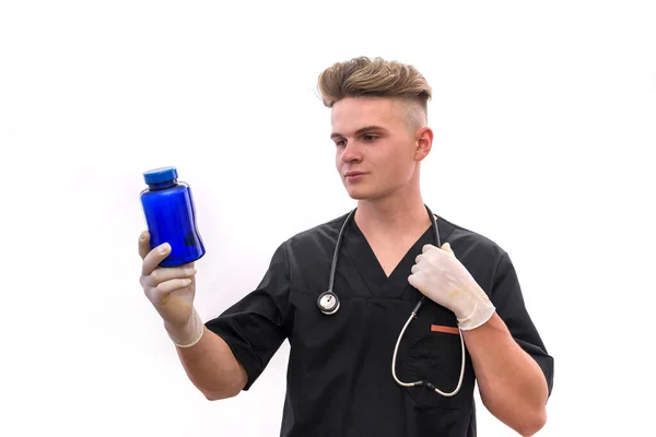 健康管理 若い医師提供丸薬でブリスター隔離上の白 — ストック写真