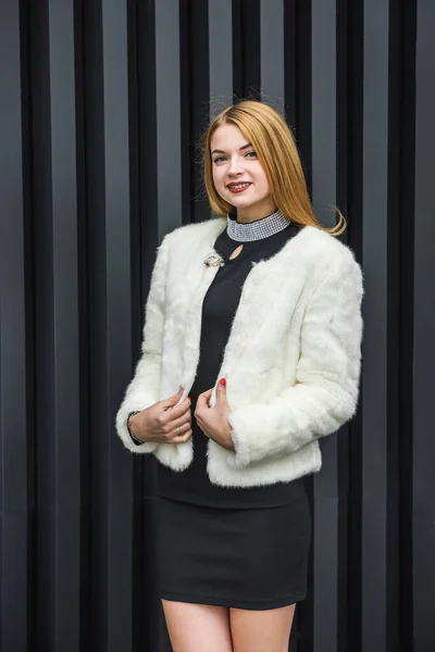 Mulher Elegante Pouco Vestido Preto Com Cachecol Pele Posando Fora — Fotografia de Stock