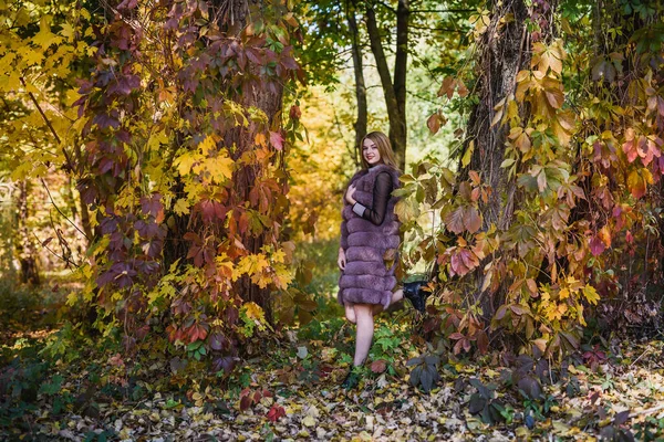 Модна Жінка Усміхнена Дівчина Шубці Позіхає Осінньому Парку Деревами Плющем — стокове фото