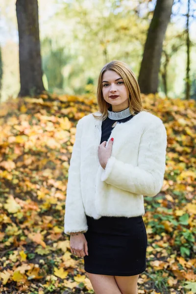 Mode Klänningar Kvinna Päls Rock Och Klänning Poserar Höstparken — Stockfoto