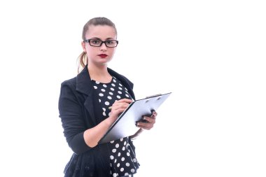 Siyah elbiseli, gözlüklü, beyaz arka planda yalnız poz veren bir kadın.