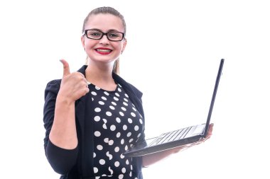 Dizüstü bilgisayarı olan genç bir kadın beyaz arka planda yalnız poz veriyor. Camları var. 