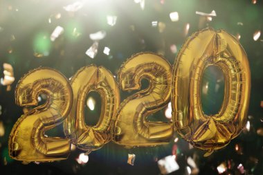 Yeni yılın kutlu olsun. 2020 'li yılbaşı balonu ve peri ışıkları..