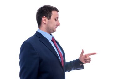 Takım elbiseli bir adam beyazların üzerinde yalnız hareket ediyor.