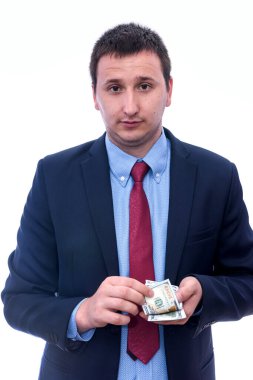 Takım elbiseli bir işadamı, beyaz ellerde bir tomar para tutuyor.