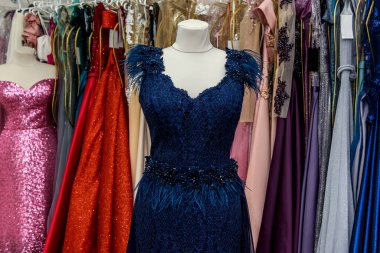 Akşam elbiseleri mağazadaki bir rafta asılı.