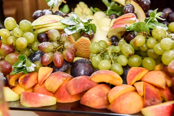 Deliciosas Coloridas Frutas Con Hojas Menta Plato Cerca — Foto de Stock