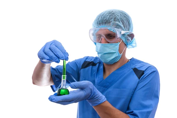 試験管で緑色液体を調べる若い男性研究室の助手 — ストック写真