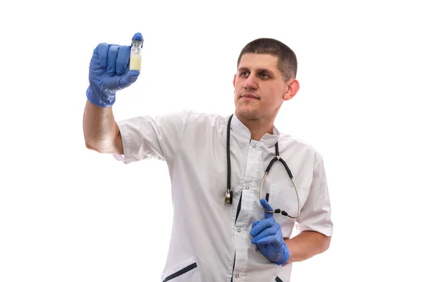 アンプルの医者だ 青い医療制服を着た男白い上に隔離されたワクチンでアンプルを保持 — ストック写真