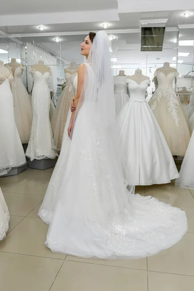 Attraente Giovane Sposa Abito Sposa Nel Salone Moderno — Foto Stock