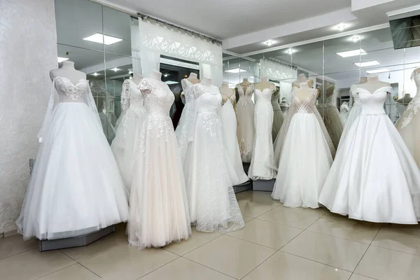 Красивые Свадебные Платья Манекене Свадебном Магазине — стоковое фото